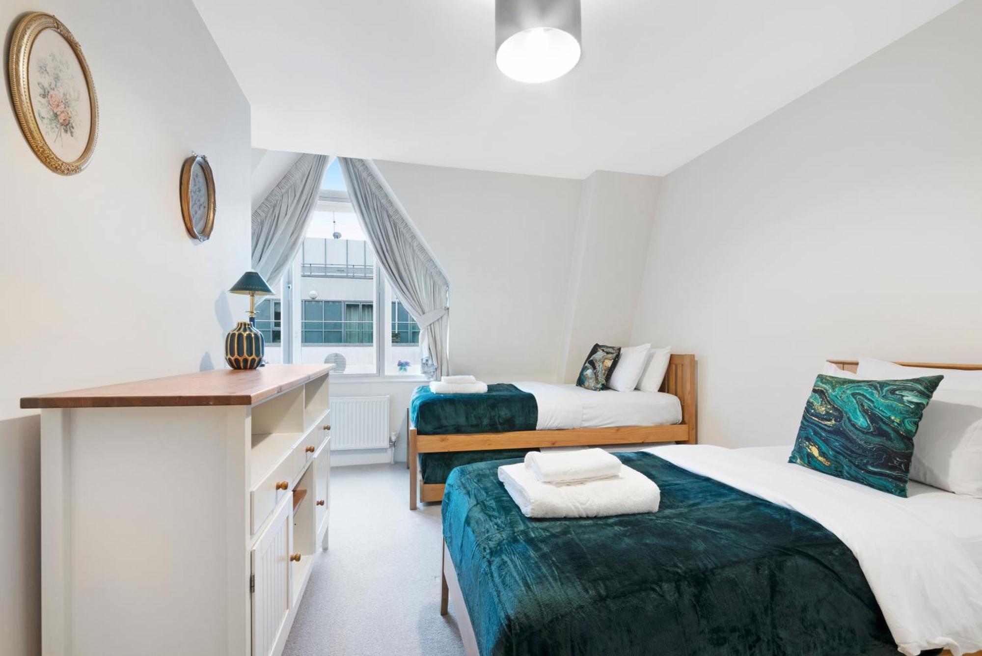 Farringdon Penthouse Spacious 3 Bedroom 2 Bath