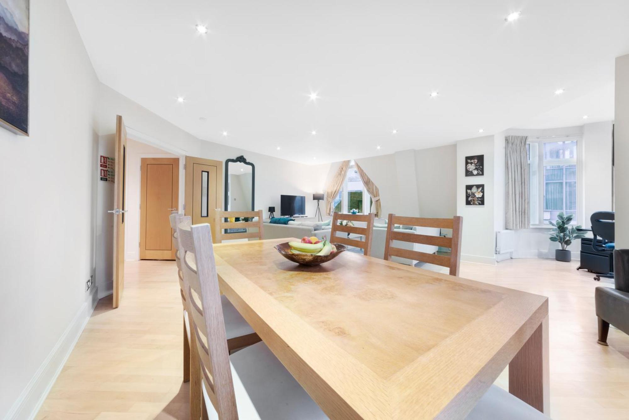 Farringdon Penthouse Spacious 3 Bedroom 2 Bath Apartment