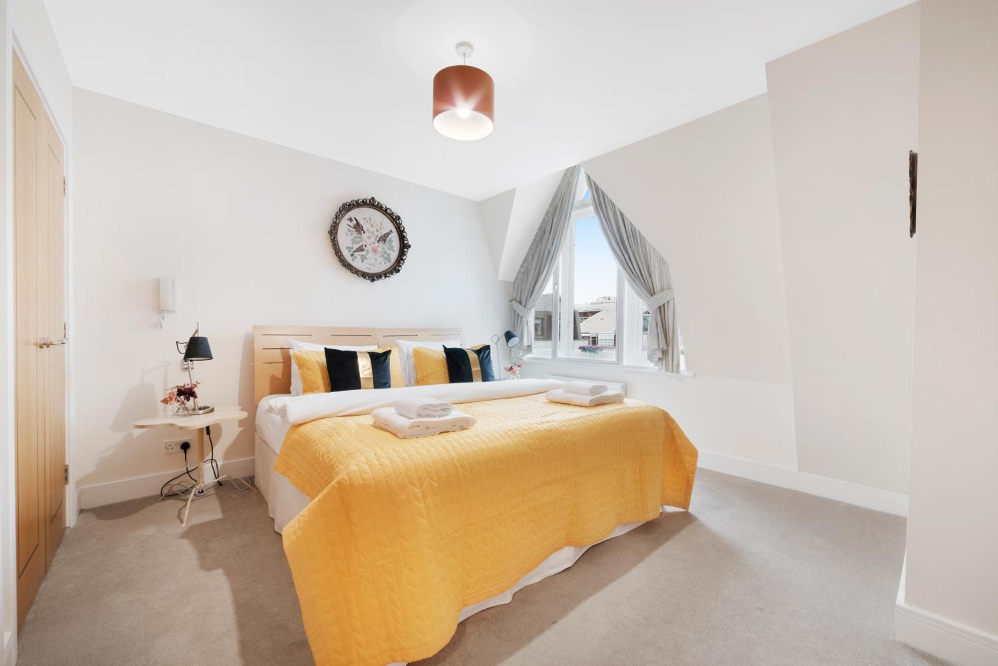 Farringdon Penthouse Spacious 3 Bedroom 2 Bath Apartment *