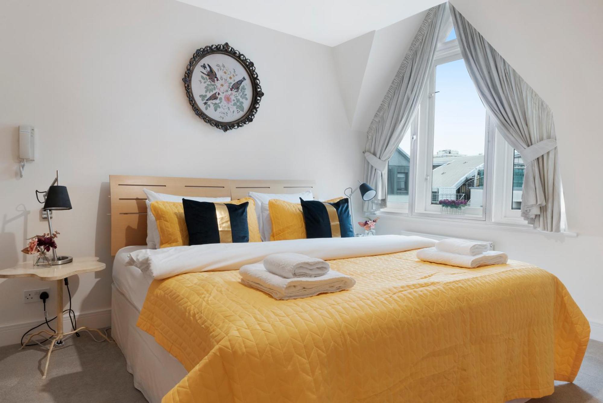 Farringdon Penthouse Spacious 3 Bedroom 2 Bath *