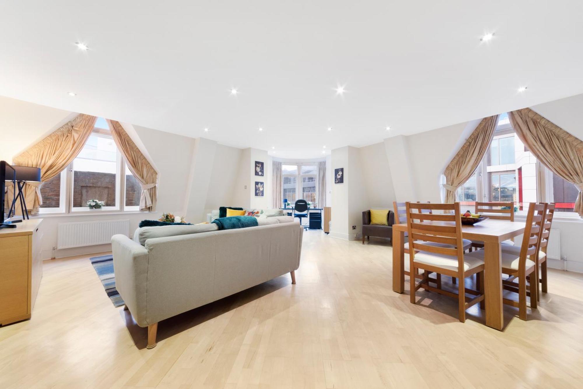 Farringdon Penthouse Spacious 3 Bedroom 2 Bath Apartment
