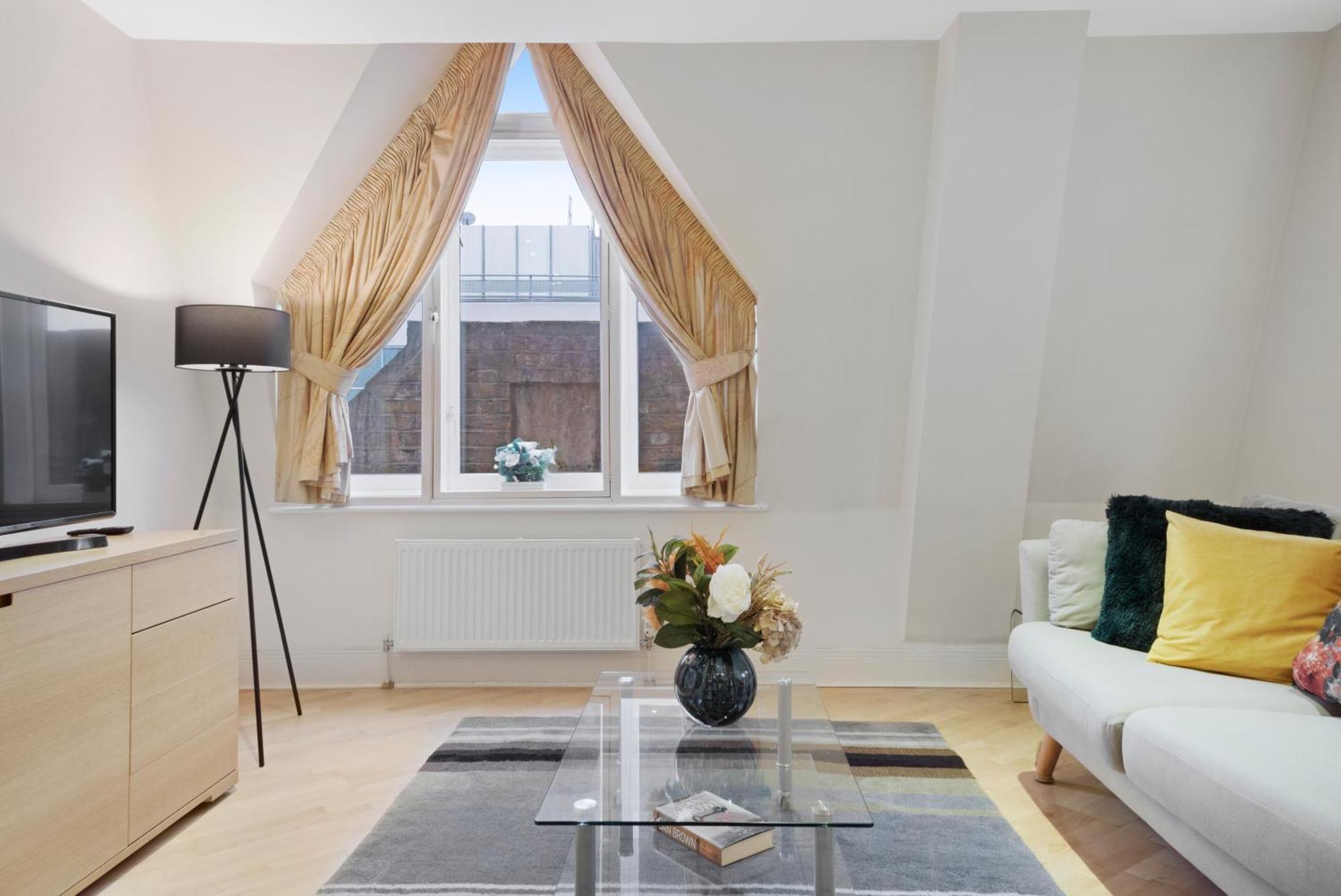 Farringdon Penthouse Spacious 3 Bedroom 2 Bath Apartment