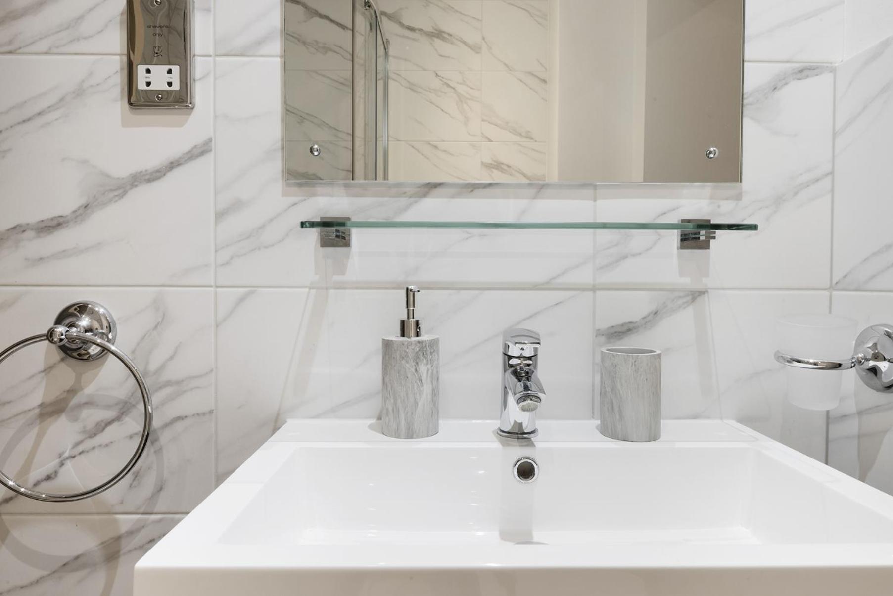 Farringdon Penthouse Spacious 3 Bedroom 2 Bath Apartment