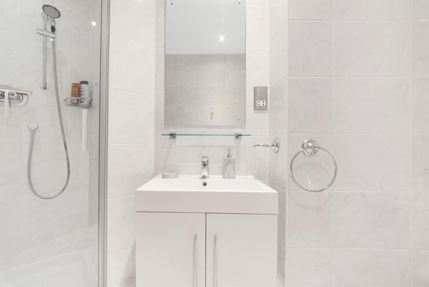 Farringdon Penthouse Spacious 3 Bedroom 2 Bath Apartment *