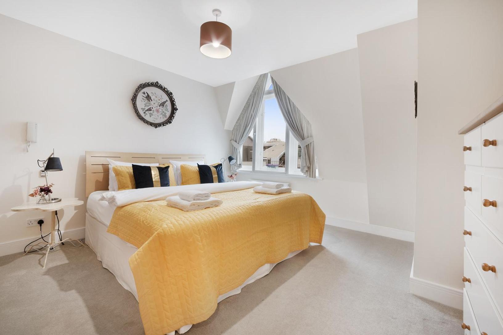Farringdon Penthouse Spacious 3 Bedroom 2 Bath Apartment