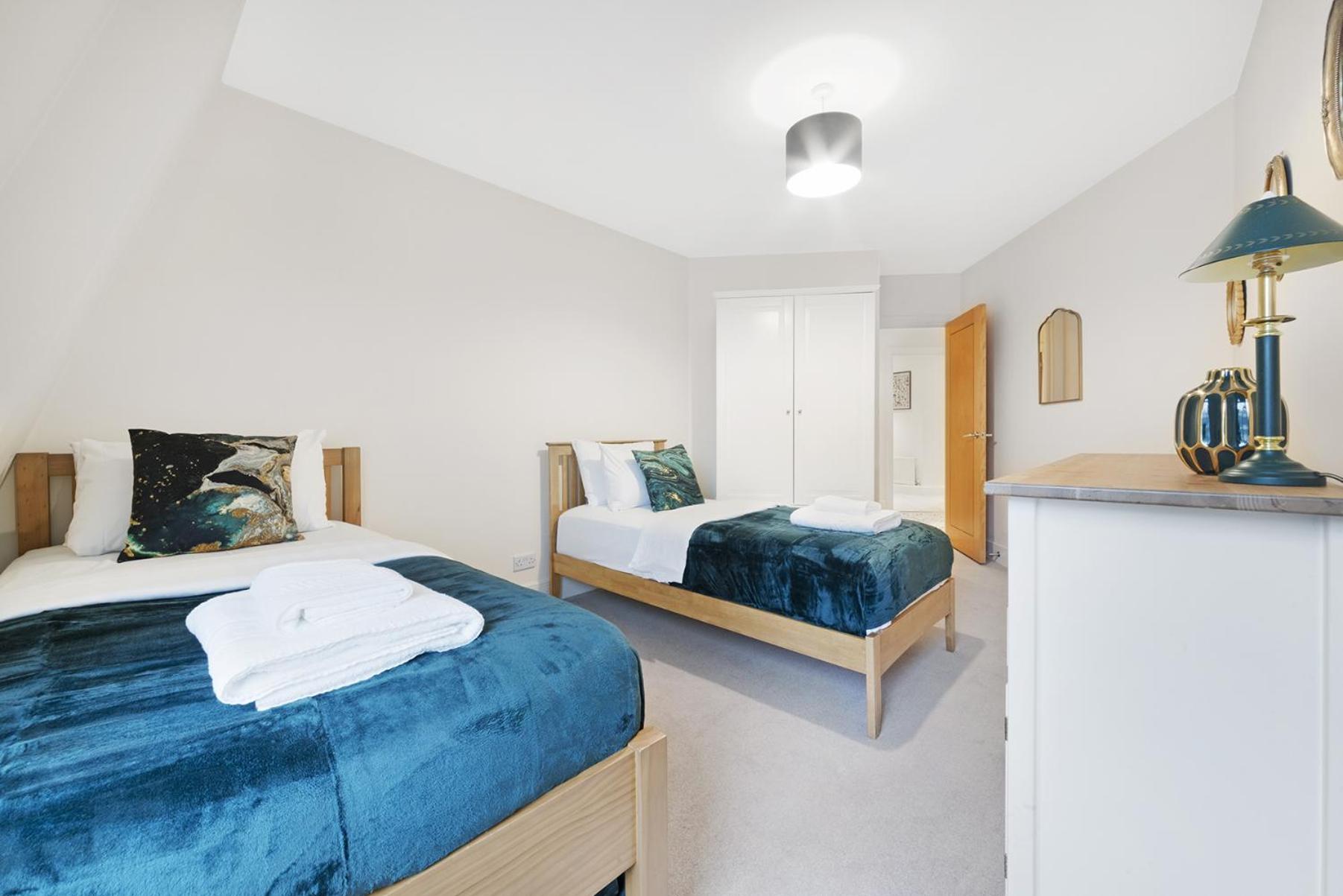 Farringdon Penthouse Spacious 3 Bedroom 2 Bath Apartment *