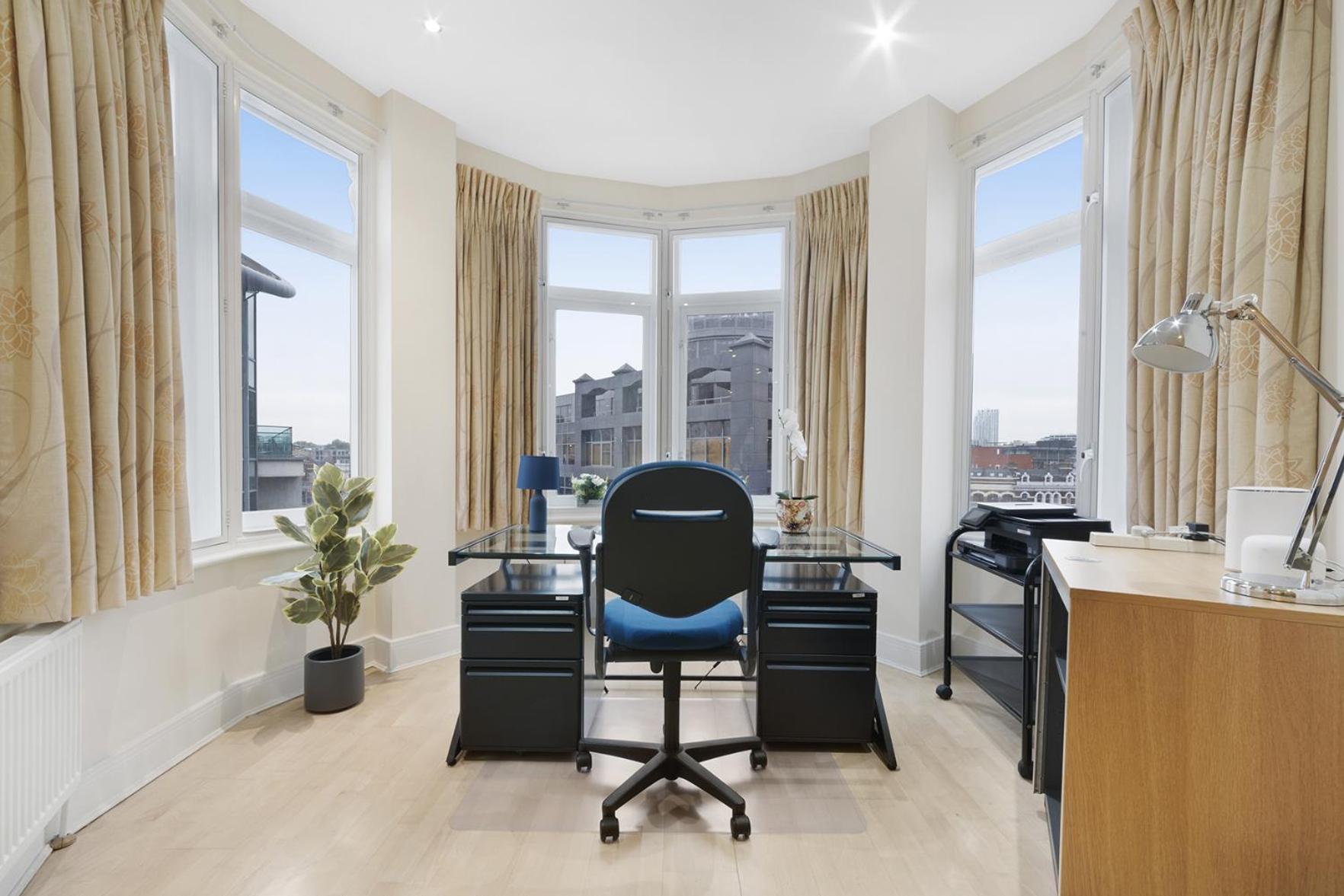 Farringdon Penthouse Spacious 3 Bedroom 2 Bath Apartment