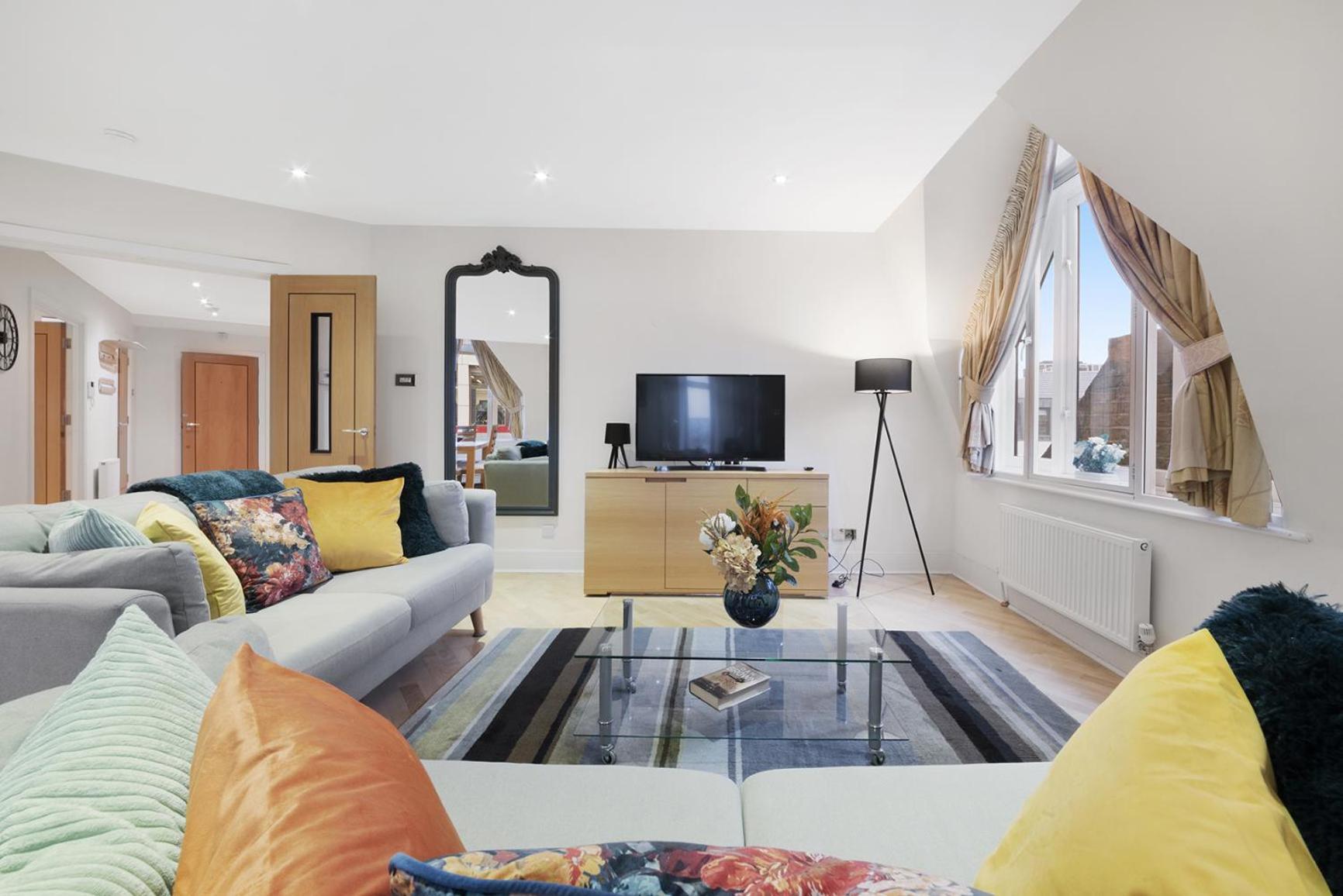 Farringdon Penthouse Spacious 3 Bedroom 2 Bath Apartment